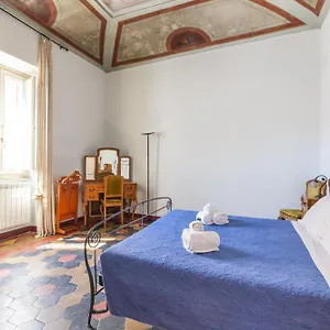 Charming At Spanish Steps, No Elevator Apartment Rome
